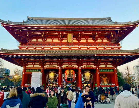 Crowds in front of Asakusa Kaminarimon.