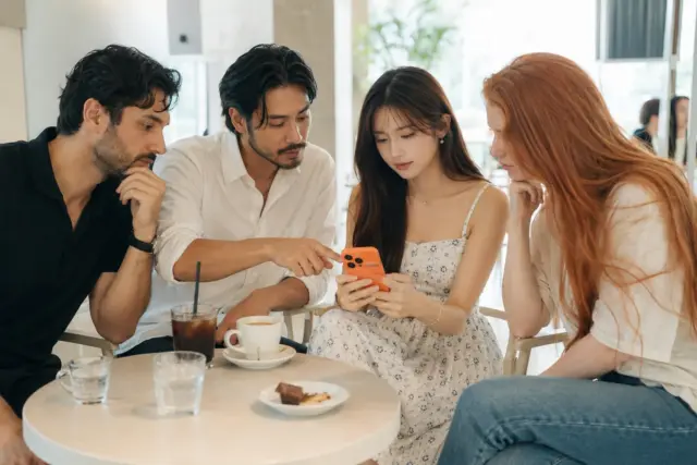 Friends at a Daikanyama cafe in Tokyo weighing ahamo's drawbacks together on a phone.