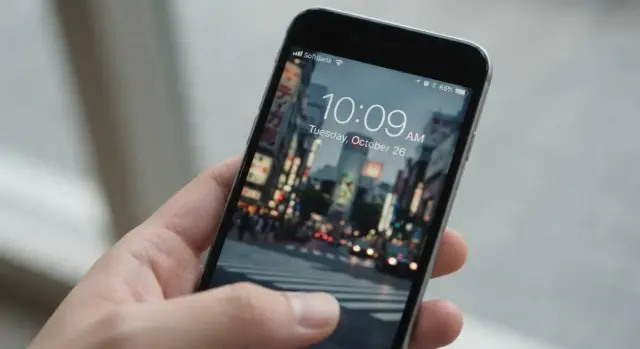 A close-up of a smartphone screen clearly showing "SoftBank" as the connected carrier in Japan.
